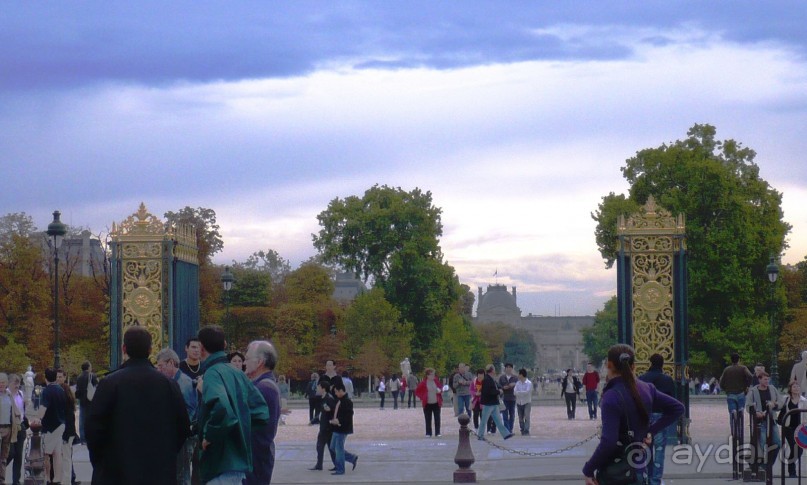 Но мы пошли в другую сторону – к Лувру. Вон он, виднеется вдали. Путь наш лежал через сад Тюильри.
Сад Тюильри – старейший парк мира, самый большой парк Франции, один из красивейших парков планеты, чья планировка до сих пор служит примером для всех парковых дизайнеров.
Тюильри в переводе с французского означает «черепичный завод». В самом деле, сад Тюильри построен в XVI веке на месте карьера, из которого добывали глину для производства керамической плитки. В 1559 году по приказу Екатерины Медичи был возведён дворец Тюильри, окружённый большим садом в итальянском стиле. Этот сад напоминал королеве родную Тоскану…
При Людовике XIV сад был перепланирован главным королевским садовником. Выстроенная по его проекту набережная Сены стала частью сада. Были расставлены грандиозные клумбы, бассейны, вместо оград выстроены высокие террасы, выложены широкие аллеи, которые со временем становились в своём продолжении известными улицами, такими, как Елисейские Поля или Риволи.
После смерти Людовика XVI парк стал понемногу зарастать и вскоре пришел в полный упадок. А после пожара, который уничтожил Дворец Тюильри, садом уже особо никто не интересовался. И лишь совсем недавно, в 1989 году, власти приняли решение восстановить сад Тюильри, этот старейший парк мира, с сохранением исторического дизайна. Впрочем, не упустили возможность украсить парк некоторыми современными скульптурами. Я их вам покажу.
