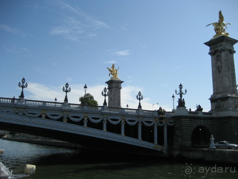 Самый красивый, как я считаю – это мост Александра III.  Мост был построен в 1896 году в память о заключении франко-русского соглашения и носит имя российского самодержца. Камень в основание моста собственноручно заложил Александр III. В 1900 году на открытии моста присутствовал его сын - Николай II. 

У моста Александра III есть «брат-близнец» в Петербурге — спроектированный французами Троицкий мост через Неву. Он строился в одно время с мостом через Сену, и его возведение также подчеркивало культурно-политическую близость двух стран: на церемонии закладки присутствовал французский президент. 

