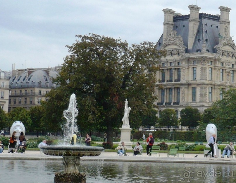 Хочу обратить ваше внимание на две так называемые современные скульптуры за фонтаном: ежика и совы. К чему они тут? Стоят среди  старинных скульптур. На мой взгляд только всё портят. Точно так же нелепо смотрится инсталляция золотого шара с негром в Зальцбурге, о чем я уже писала. Вообще моё мнение – старина должна оставаться стариной и не надо в неё вкраплять современное искусство.