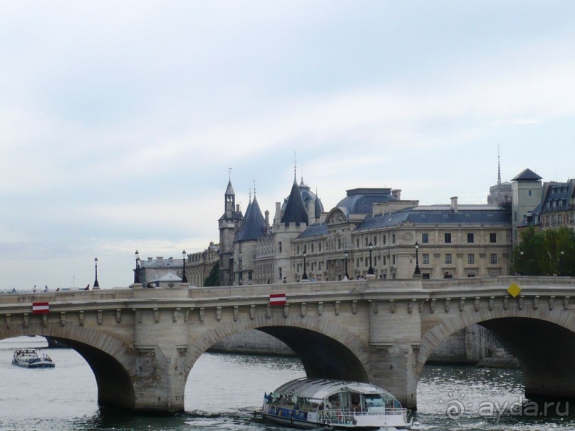 В музей мы зашли попозже, а пока продолжили обзорную экскурсию по Парижу. 

Мы направляемся в сторону Острова Сите. Остров Сите – «начало всех начал», колыбель французской столицы. Еще в III веке до нашей эры на острове Сены обитало кельтское племя паризиев. Примерно в 52 году до нашей эры римские завоеватели, пришедшие в Галлию, поселились на острове, дав ему название «Лютеция». Сначала здесь появился небольшой гарнизонный городок, а затем на острове и на левом берегу Сены были выстроены виллы, Термы (римские бани) некрополь, акведук, театр и два храма. В 267 году началось нашествие варваров, и жители левого берега перебрались на остров, где рукава Сены служили им надежной защитой от врагов. Примерно в 360 году Лютеция была переименована в Париж.

Мы проходим мимо здания Консьержери (Conciergerie) с двумя башнями-близнецами, окамляющими вход в самую древнюю тюрьму Парижа. Сотни заключенных во времена Французской революции были брошены в Консьержери и затем казнены.
Замок Консьержери является частью комплекса Дворца правосудия (Palais de Justice), в котором до сих пор находятся муниципальные службы, суд, прокуратура. Комплекс Дворца Правосудия занимает чуть ли не половину острова Сите. Сегодня Дворец представляет собой разнородный архитектурный ансамбль с элементами, построенными с XIII по XX вв.
