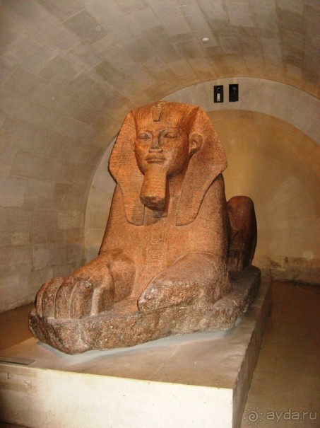 Затем поднимаемся выше. Этому сфинксу 2000 лет.