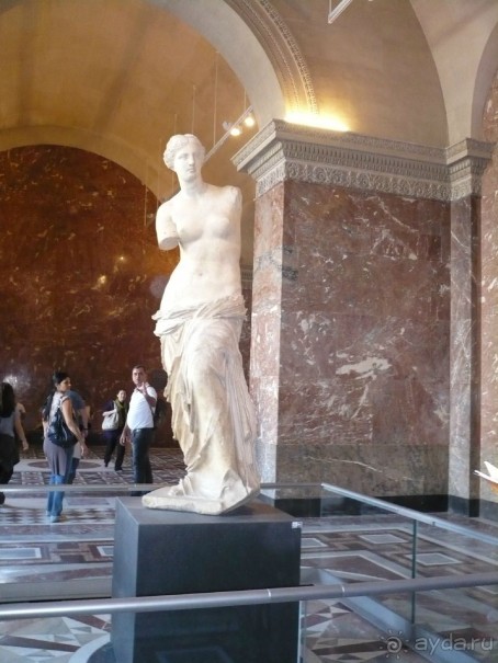 Совсем другое дело Венера Милосская. Стоит на высоком постаменте, видна издалека. Такого жуткого ажиотажа нет. Стой и смотри. Подумать только, скульптура относится к концу II века до нашей эры. Говорят, что ученые до сих пор не могут определить, в каком положении были её руки, даже при помощи компьютерного моделирования. А может, их вообще никогда не было?