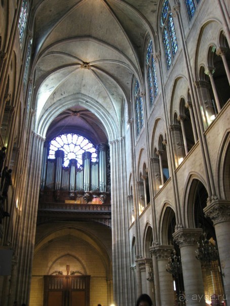 Храм изнутри кажется очень большим. Наверное потому, что своды, как в любом католическом храме, находятся очень высоко.