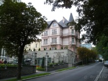 Самая длинная, но и самая живописная дорога от Троцного до источников - Замесский вирш. Слева виллы, справа Карловарский лес.