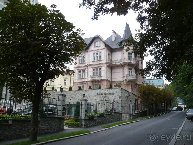 Самая длинная, но и самая живописная дорога от Троцного до источников - Замесский вирш. Слева виллы, справа Карловарский лес.