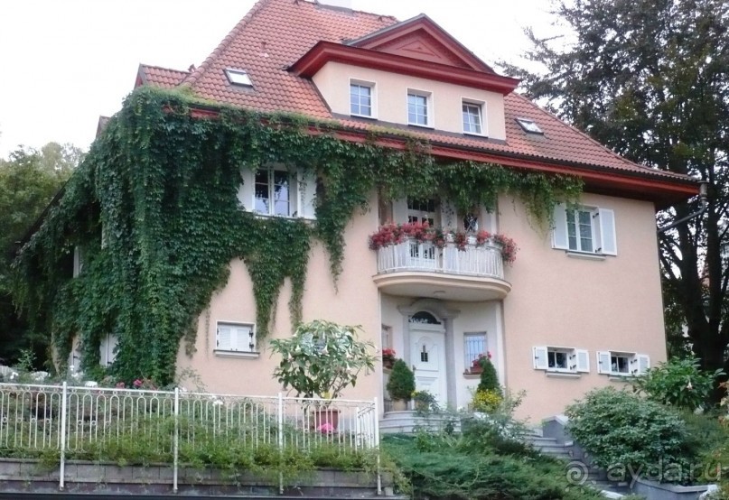 Один из немногочисленных жилых домов в районе Вест-Энд. Шикарный, не правда ли?