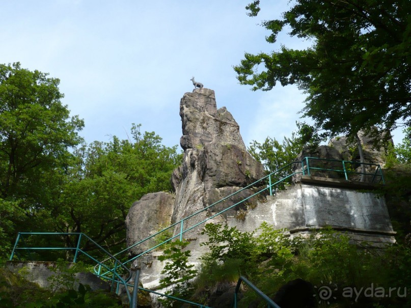 Памятник Камзику на горе Олений скок за отелем Морава