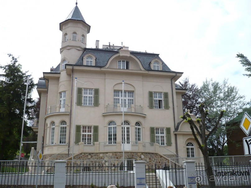 Дом-музей доктора Бехерева на улице Крале Иржихо (Короля Иржика) рядом с отелем Троцнов в Вест-Энде