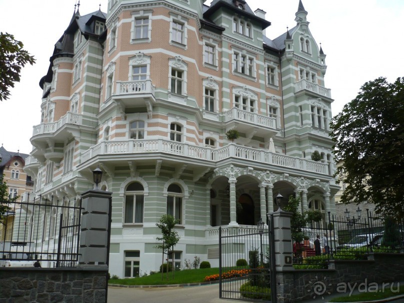 Один из самых престижных пятизвездочных отелей города - отель Савой.