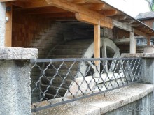 Действующее водяное колесо. Находится рядом с бенедиктинским кладбищем. Говорят, играет не последнюю роль в водоснабжении города. Но на момент экскурсии оно было на ремонте.