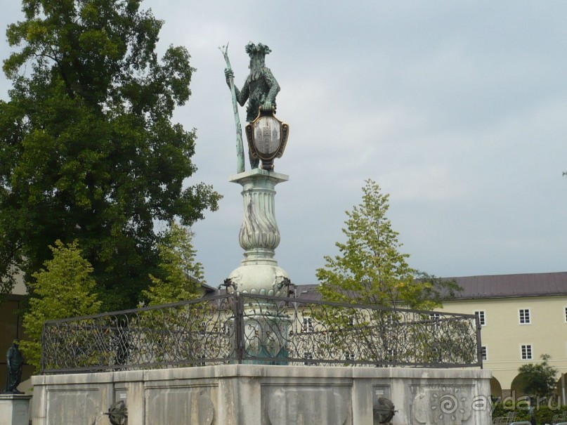 Этот памятник - не памятник, фонтан – не фонтан стоит на рыночной площади. Емкость внизу заполнена водой. Мы спросили у экскурсовода, что это. Оказалось, что в давние времена это был  естественный холодильник для продавцов рыбы. В емкость наливалась холодная вода и высыпалась туда рыба. Таким образом, она какое-то время не портилась.