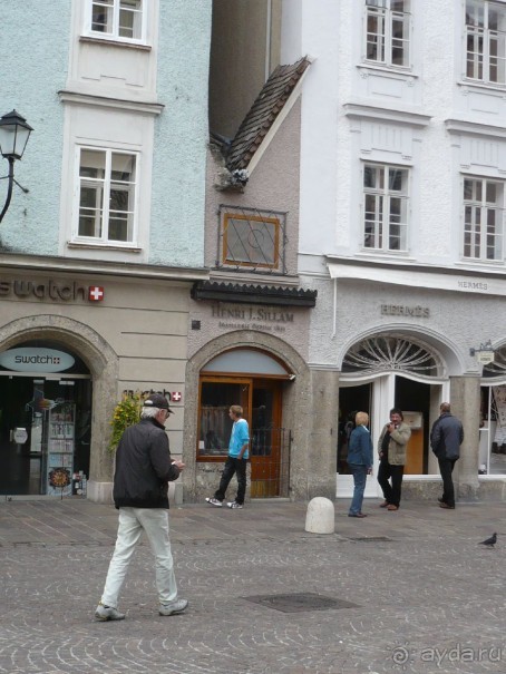 Очень интересная история с самым маленьким домиком № 109 в центре Зальцбурга. Дело замешено, как всегда, на любви. Дама пообещала свою руку и сердце влюбленному кавалеру при условии, что молодой человек построит их дом в центре города. На дворе стоял 15 век. Дома в городе стояли так плотно друг к другу, что построить что-либо еще казалось нереальным. И все-таки юноша выкрутился. Он воткнул свой домик с фасадом всего в 1,5 метра в узкую щель между двумя другими. 

И домишко стоит до сих пор. 
