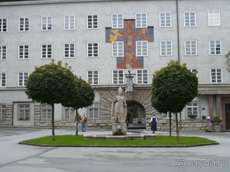 В стенах бенедиктинского аббатства Святого Петра в Зальцбурге есть своя духовная высшая школа. Сквозь дворик этой школы мы тоже прошли. Посмотрите, как всё строго и аскетично