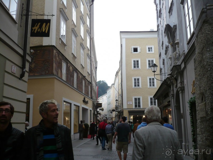 Та самая ограниченность пространства, о которой я говорила. Это типичная улица в старом Зальцбурге.