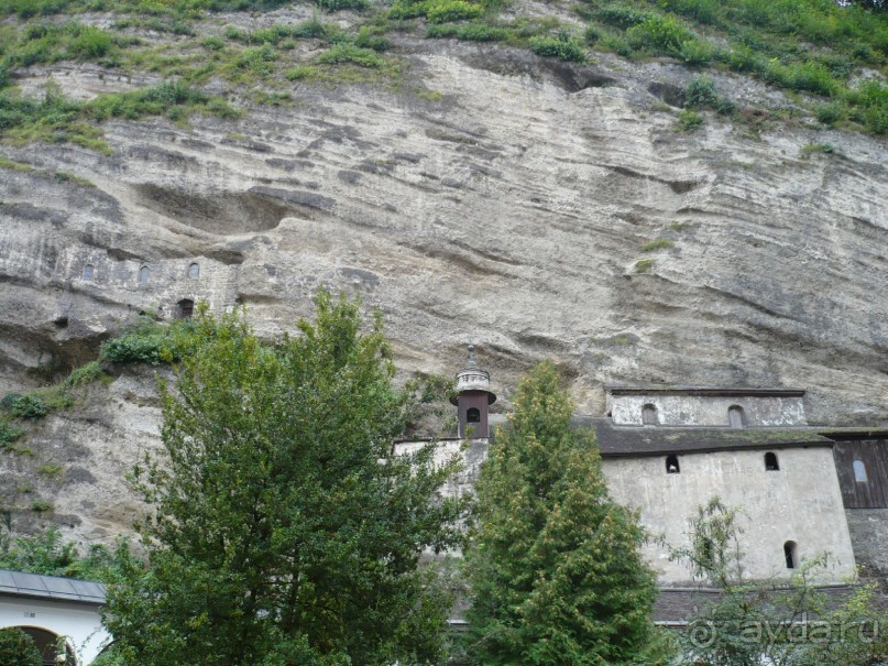 Кладбище зажато в узком пространстве между скалой и боковой стеной собора Св. Петра. В отвесной скале вырублены катакомбы. В пещерах жили отшельники раннехристианской эпохи, ещё до основания аббатства.  