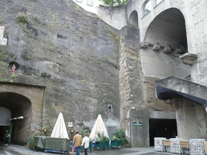 Скала, в которую упирается город