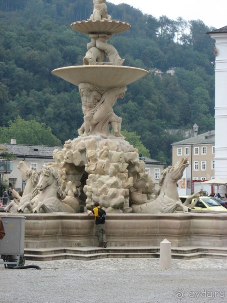Оригинальный фонтан на площади Резиденцплац