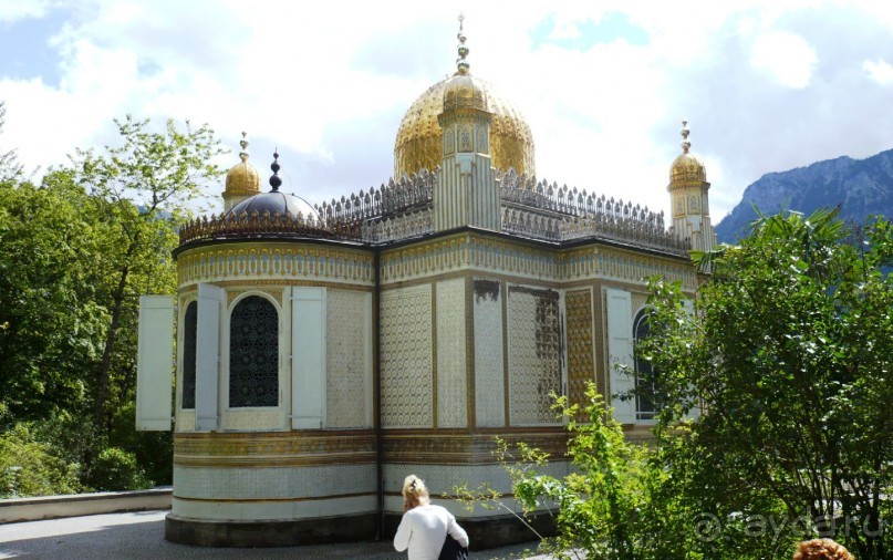 Мавританский киоск. Его Людвиг II, склонный ко всему восточному, приобрел в 1876г. Ранее этот киоск украшал собой замок Сбиро в Богемии. Год спустя он был установлен, уже отреставрированный и частично расширенный, на небольшой возвышенности в парке замка Линдерхоф.