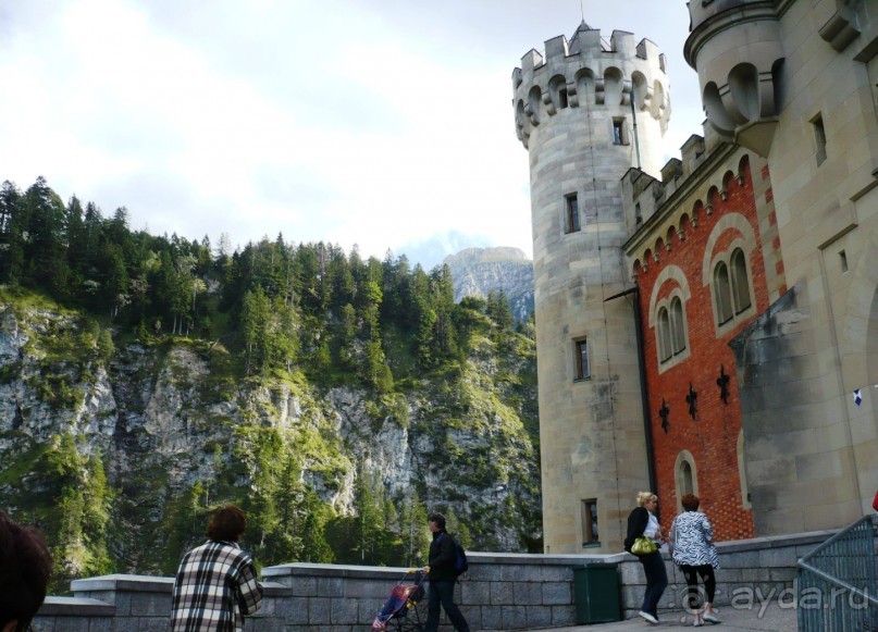 Убранство замка Нойшванштайн просто великолепно. Но, к сожалению, снимать в нем нельзя. Поэтому показать вам внутренности замка не представляется возможным. Он и внешне очень красив.