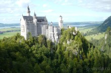 Здесь замок одет в леса. В этом нам не очень повезло. Но все равно очень красиво. Между прочим, Уолт Дисней, побывав в этом замке, сделал его прообраз своей заставкой. Ее мы видим всякий раз, когда начинаются Диснеевские мультики. Помните замок с фейерверками?