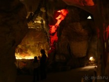 Примечателен Грот Венеры, в котором Людвиг создал театр одного зрителя. В скале была создана искусственная сталактитовая пещера, где устраивались представления в духе Рихарда Вагнера для единственного зрителя – Людвига II. Фото в темном помещении мне не очень удаются (нужен штатив), но общую атмосферу грота можно почувствовать.