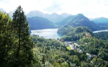 Это фото было сделано из замка Нойшванштайн. На нем  хорошо видны и озера Альпзее и Шванзее, и сам замок Хоэншвангау