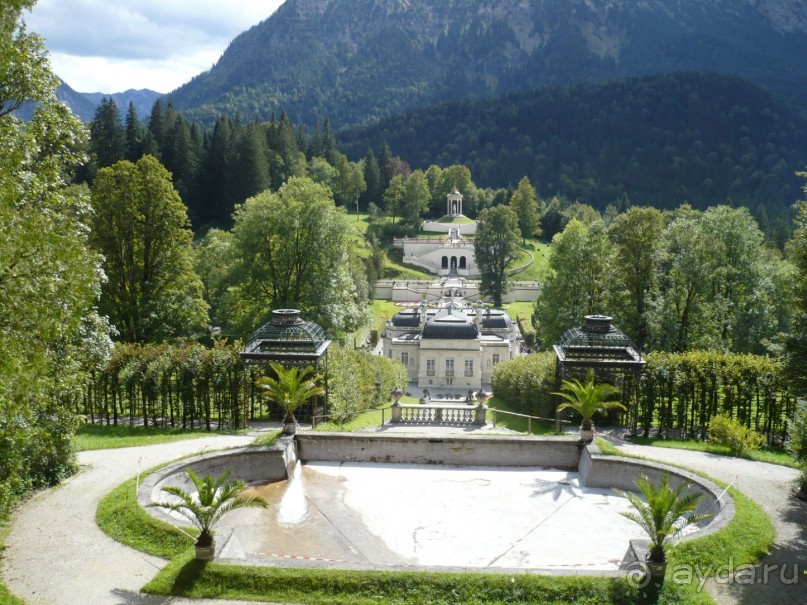 Идея построить замок Линдерхоф родилась у Людвига II после посещения Версаля в Париже. Я, как человек, побывавший и там и там, могу сказать, что, действительно Линдерхоф имеет что-то общее с Версалем, да и нашим Петродворцом тоже.