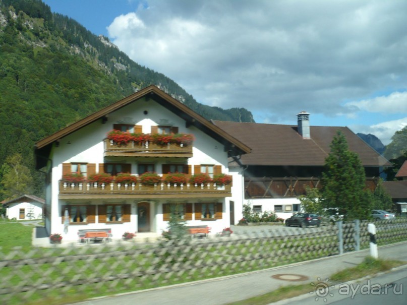 Проезжаем баварские деревни. Обратите внимание на балкон, который тянется через весь фасад дома. Типичная баварская деревенская архитектура