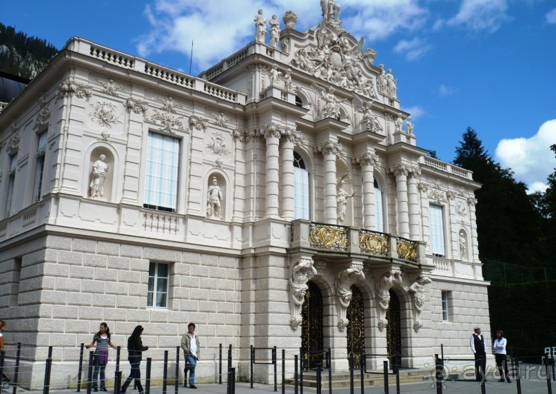 Замок стал личным убежищем, местом уединения удалившегося от мира короля. Линдерхоф был единственным из замков, работы в котором были завершены при жизни короля. Он оставался излюбленным местом пребывания короля вплоть до его трагической гибели. Людвиг II утонул в оз. Штарнгберзее в возрасте 41 года. До сих пор ходят легенды о его таинственной кончине.
Фасад замка Линдерхоф.
