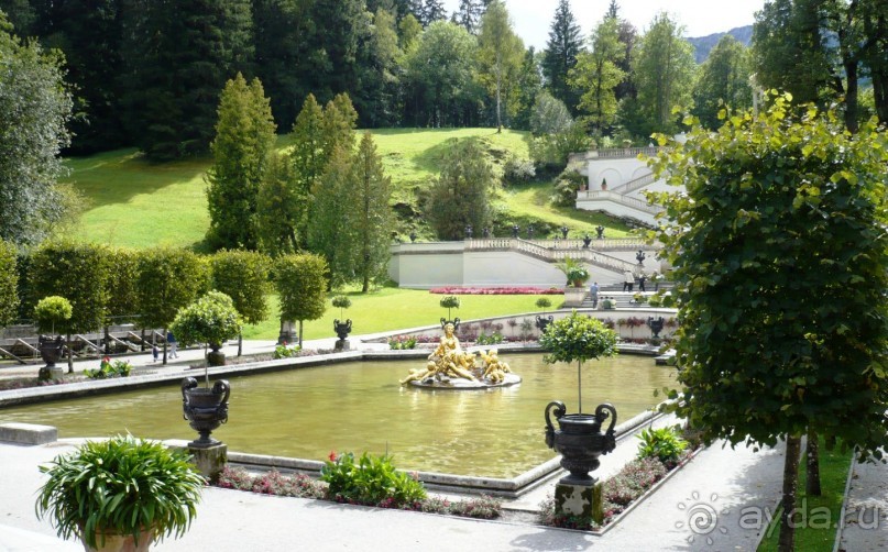 Перед фасадом дворца.