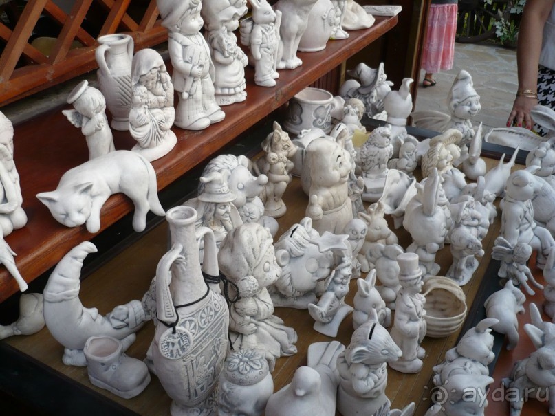 Идем дальше. Сувенирчики всякие продают. Керамику для раскрашивания. (Ба! Только сейчас кошку на фотке разглядела. Мне как раз такую хотелось, со свешивающейся ногой. Куда же я там то глядела?) 