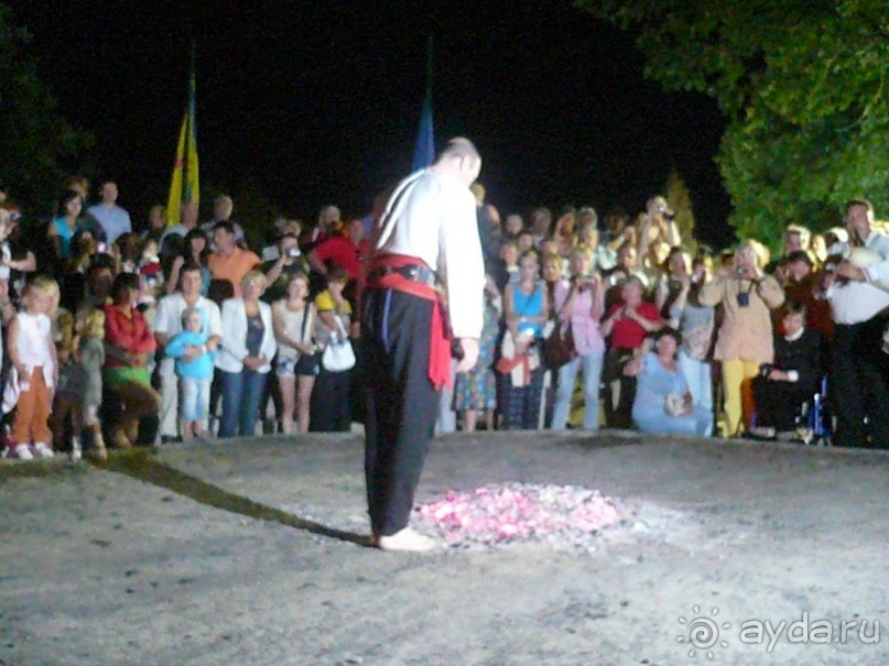 И вот настал момент, когда нас всех позвали к этому кругу. Вышел мужчина в довольно «взрослом» возрасте, босой. Подошел к кучке углей. Помолился.