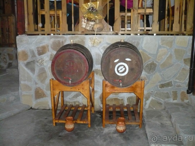 Вечер обещал быть интересным. В программе много чего было предусмотрено. Но перво-наперво покушать и винцо попить. А его там немеренно. Слева бочонок с красным вином, справа – с белым. Пустые кувшины стоят на столах, сам подходишь к бочонкам и наливаешь. Кончилось вино, снова идешь. И так пока не упадешь или вино не кончится. 