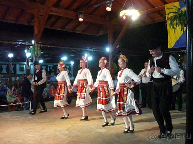 После него моё самое любимое – фольклор. Молодые парни и девушки лихо отплясывали всякие болгарские танцы.