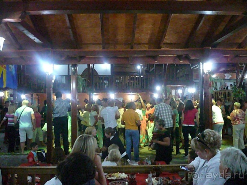 Тут уже началась дискотека до упада для туристов. Играл живой оркестр. Начал с болгарских мотивов и закончил известными мировыми хитами. Ох мы там и оторвались! 