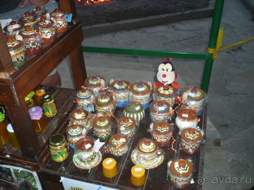 Медок в горшочках, расписанных в национальном стиле (меня папа медом «задушил»,  свои пчелы у него).