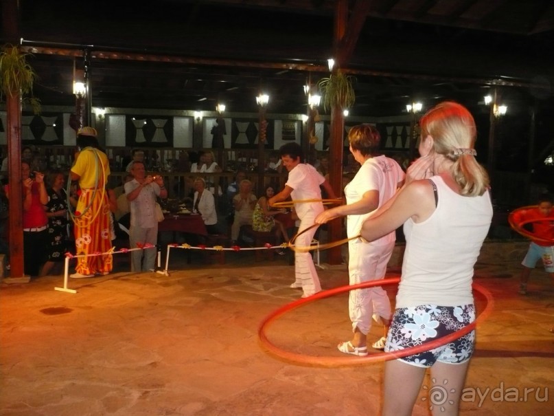 Первым номером программы значились клоуны. Как бы для детишек, пока тети и дяди банкет начинают. Но не тут то было. Взрослые веселились, пожалуй, больше ребятишек. Клоуны немного обалдели поначалу, но потом сорентировались и провели несколько конкурсов для больших тетенек (вон та вот, черненькая, лихо раскручивающая обруч, и ещё одна, посрединке,  из нашей компашки).