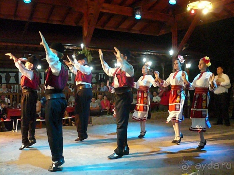 Надо сказать, что танцы у них заразительные. Так захотелось с ними поплясать. Тем более, что бочонки то уже были изрядно ополовинены. И нам предоставили такую возможность. Но только после того, как показали фирменное своё болгарское представление – танец на углях босыми ногами. Его выполняют удивительные люди нестинары.