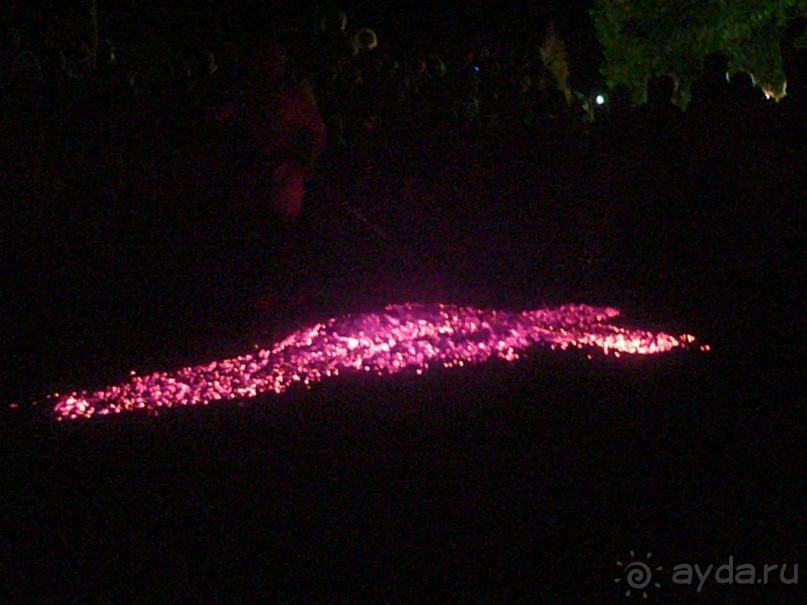 Потом взял обычные грабли и начал разгребать горячие угли в виде креста.