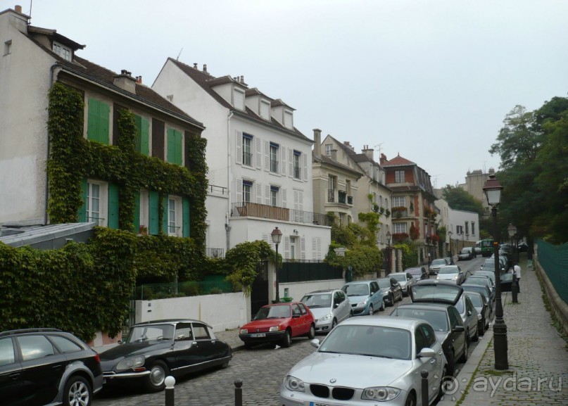 Когда нас всех отловили, начали спускаться с холма к машине. Я успела запечатлеть ещё немного таких характерных для Монмартра картинок.