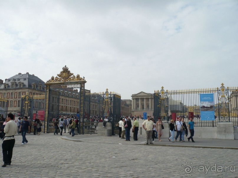 Всё. На этом наше путешествие по Парижу закончилось. Мы уезжали в Версаль. Это Дворцовый комплекс в окрестностях Парижа. Такой же как Петергоф в Питере. Ехать до него недалеко. Мне показалось минут 20-30.
Версаль (Versailles) — в прошлом  королевская резиденция Франции. Версальский дворцово-парковый ансамбль отличается уникальной целостностью замысла и гармонией между архитектурными формами и переработанным ландшафтом. С конца XVII века Версаль являлся образцом для парадных загородных резиденций европейских монархов и аристократии. В 1979 году Версальский дворец и парк включены в список всемирного культурного наследия ЮНЕСКО.
