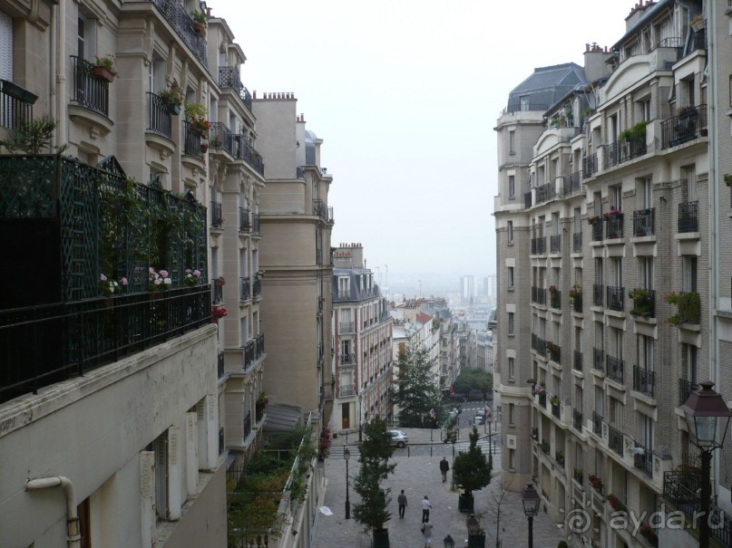 Монмартр был и остается одним из наиболее живописных кварталов Парижа. Он возник на известковом холме 130 метров высотой, где, по преданию, святой Дени - первый епископ Парижа, был обезглавлен в 272 году. 

Нас подвезли как можно ближе к одной из главных достопримечательностей Монмартра – к базилике Сакре-Кёр. Я немного пофотографировала жилые дома, возле которых нас высадили. 
