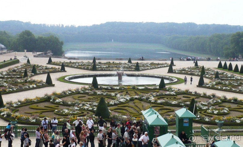 Вокруг дворца раскинулся огромный парк. Для входа в него нужно покупать отдельный билет. У нас оставался час до отъезда, в кассы стояла очередь, мы решили не бросать деньги на ветер и полюбовались парком из окон дворца. Это стоит та самая очередь за билетами в парк. 