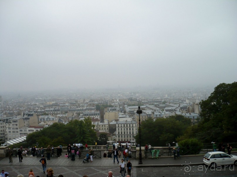 Холм Монмартр (Monmartre) на севере города - самое высокое место Парижа. Это вид на город с Монмартра. Было пасмурно и дымка, поэтому вид не очень. В ясную погоду видно вокруг на 50 км. 