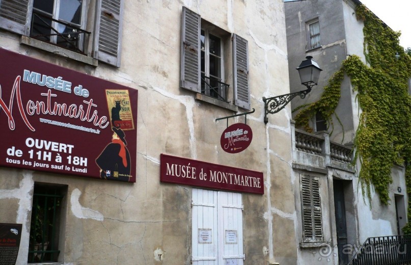 В течение XIX века Монмартр был притягательным центром для художников, для которых вести богемную жизнь означало прежде всего жить свободно, посвятить себя только искусству и отказаться от всех условностей и принуждений внешнего мира. Каждый художник, от самого знаменитого до мало известного, оставил на Монмартре след своей жизни, своего творчества.