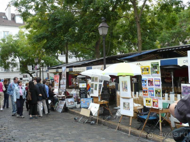 Вокруг стояли художники со своими картинами, почти каждый предлагал написать портрет мадам, то есть меня. Но времени было в обрез, так что не пришлось….