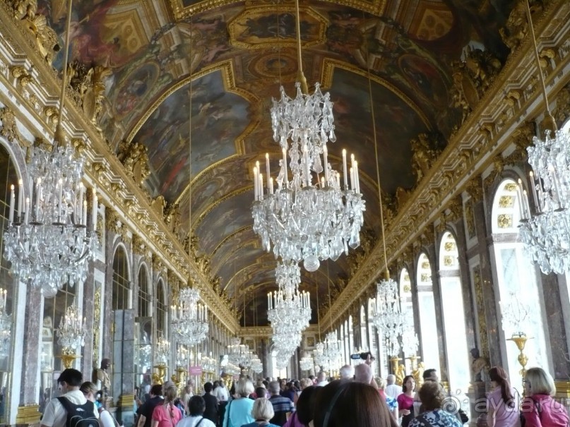 Весь фасад дворца со стороны сада занимает большая галерея которая своими картинами, зеркалами и колоннами производит потрясающее впечатление. 