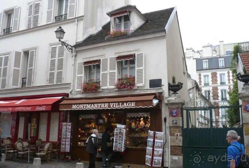 После посещения Сакре-Кёр мы как-то разбрелись кто-куда, каждому было здесь интересно что-то своё. Нас потом водитель вылавливал в кривых переулках Монмартра. Но зато я немного пропиталась особой атмосферой Монмартра, надышалась его воздухом. 