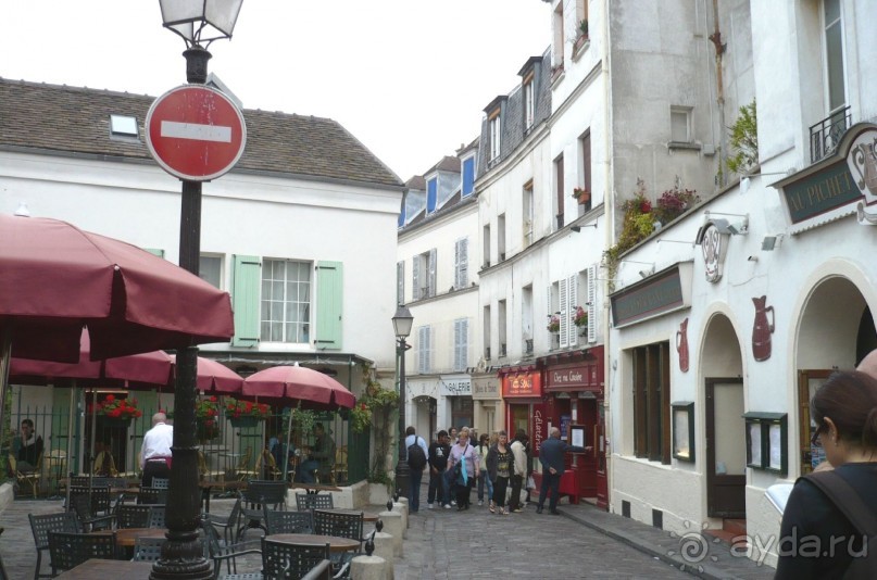 Да и сейчас этот холм населяют люди, которые здесь живут и работают, наполняя своим искусством и неторопливым образом жизни узкие извилистые улочки, старинные магазинчики, задымленные кафе. 