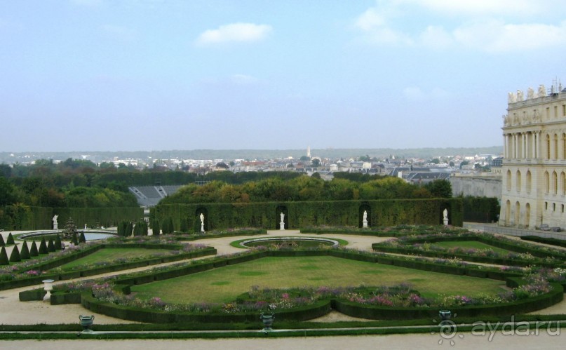 На мой взгляд по красоте парк уступает другим дворцовым паркам. Многие дворцы Европы были построены под несомненным влиянием Версаля. К ним относятся замки Сан-Суси в Потсдаме, Шёнбрунн в Вене, Большие дворцы в Петергофе и Гатчине, а также другие дворцы на территории Германии, Австрии и Италии.